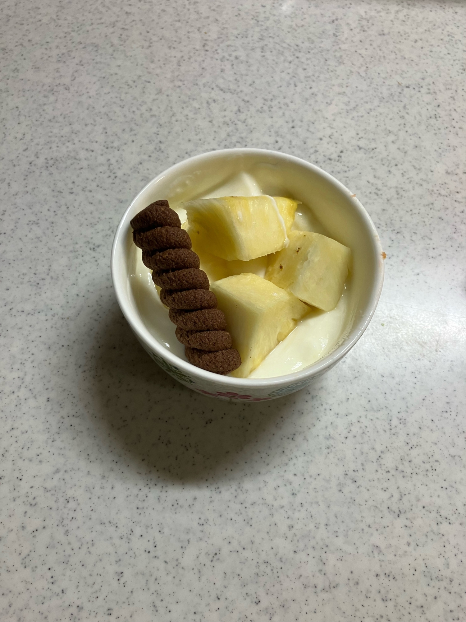 パイナップルとクッキーのヨーグルト