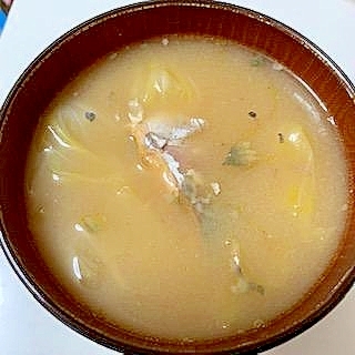 鯖缶ときゃべつの味噌汁