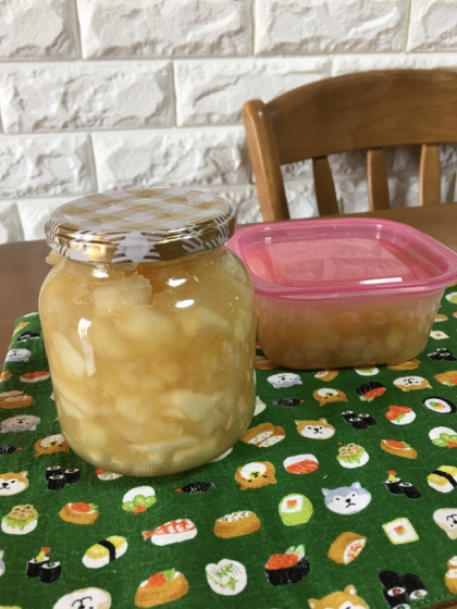りんごジャム作ってみました。りんご3個で砂糖は200g レモンは多めに入れてみました！手作りジャムはやはり美味しいですね〜〜
早めに食べたいと思います！