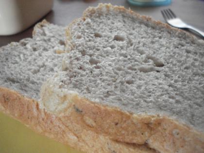強力粉不足分をライ麦粉で補いました。久しぶりに玉子を使ったパンを焼きました。ふんわり美味しいね♪