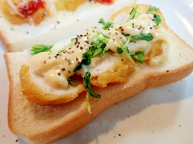 チキンナゲットと豆苗のスパイシートースト