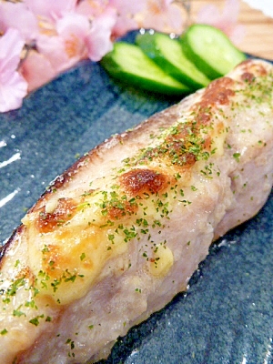 青いお皿に盛り付けられたカンパチの塩麹マヨ焼き