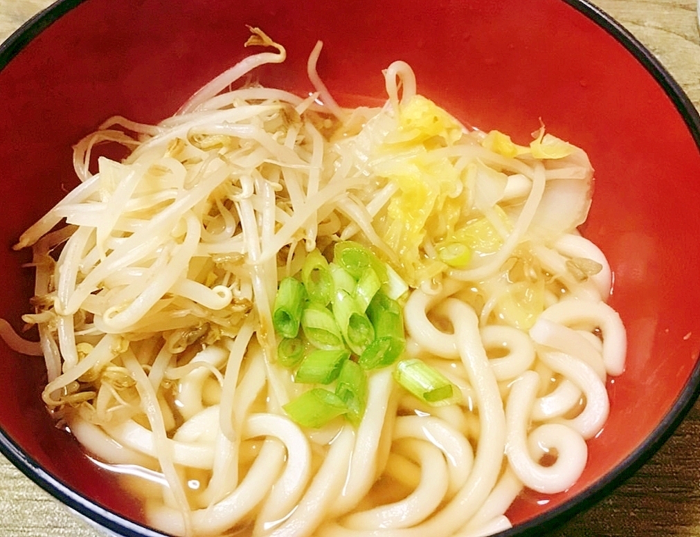 器に盛られた茹で鶏と鶏だしのうどん