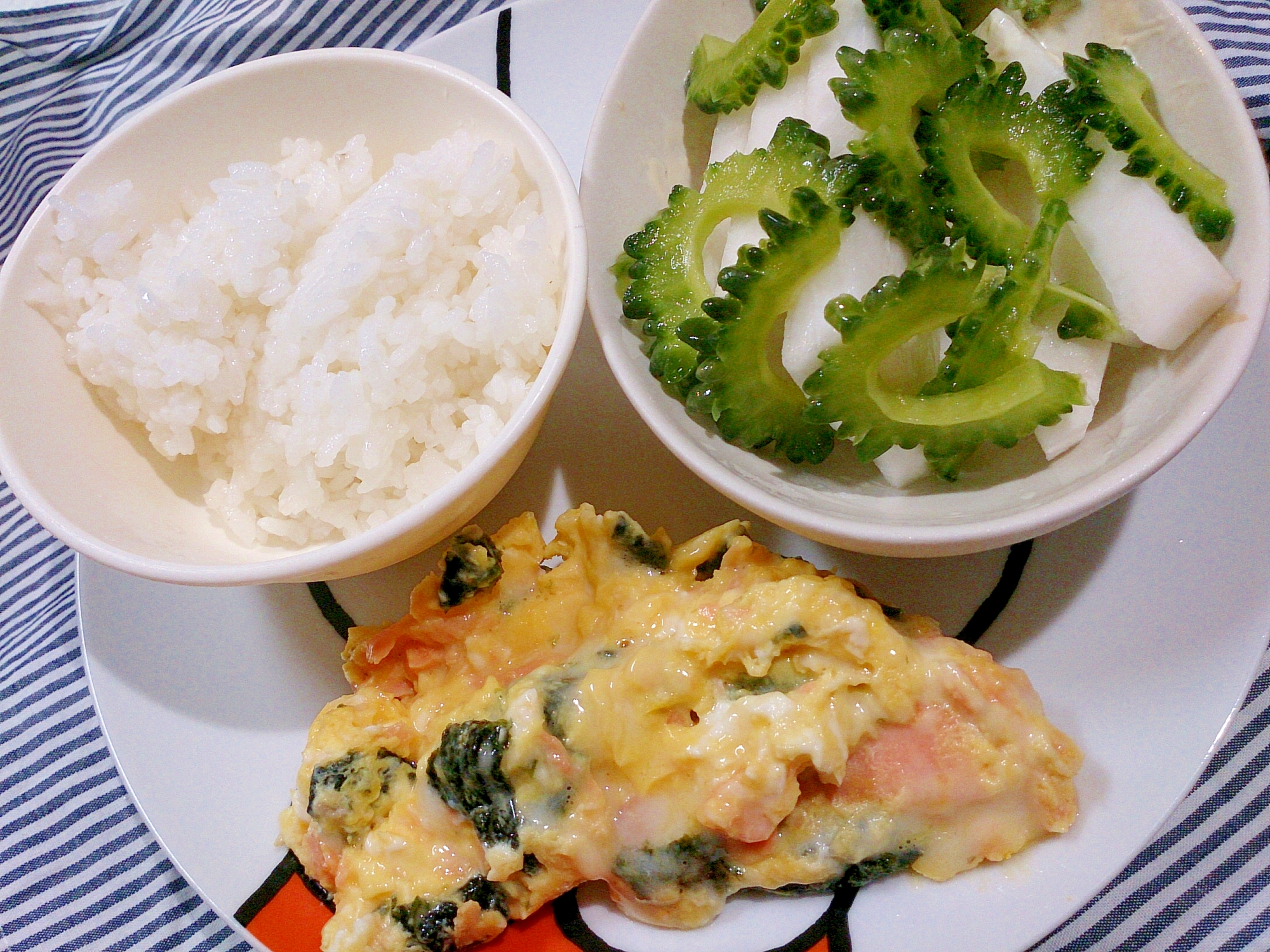 ワンプレート 鮭と海苔とチーズの卵焼きと酢の物