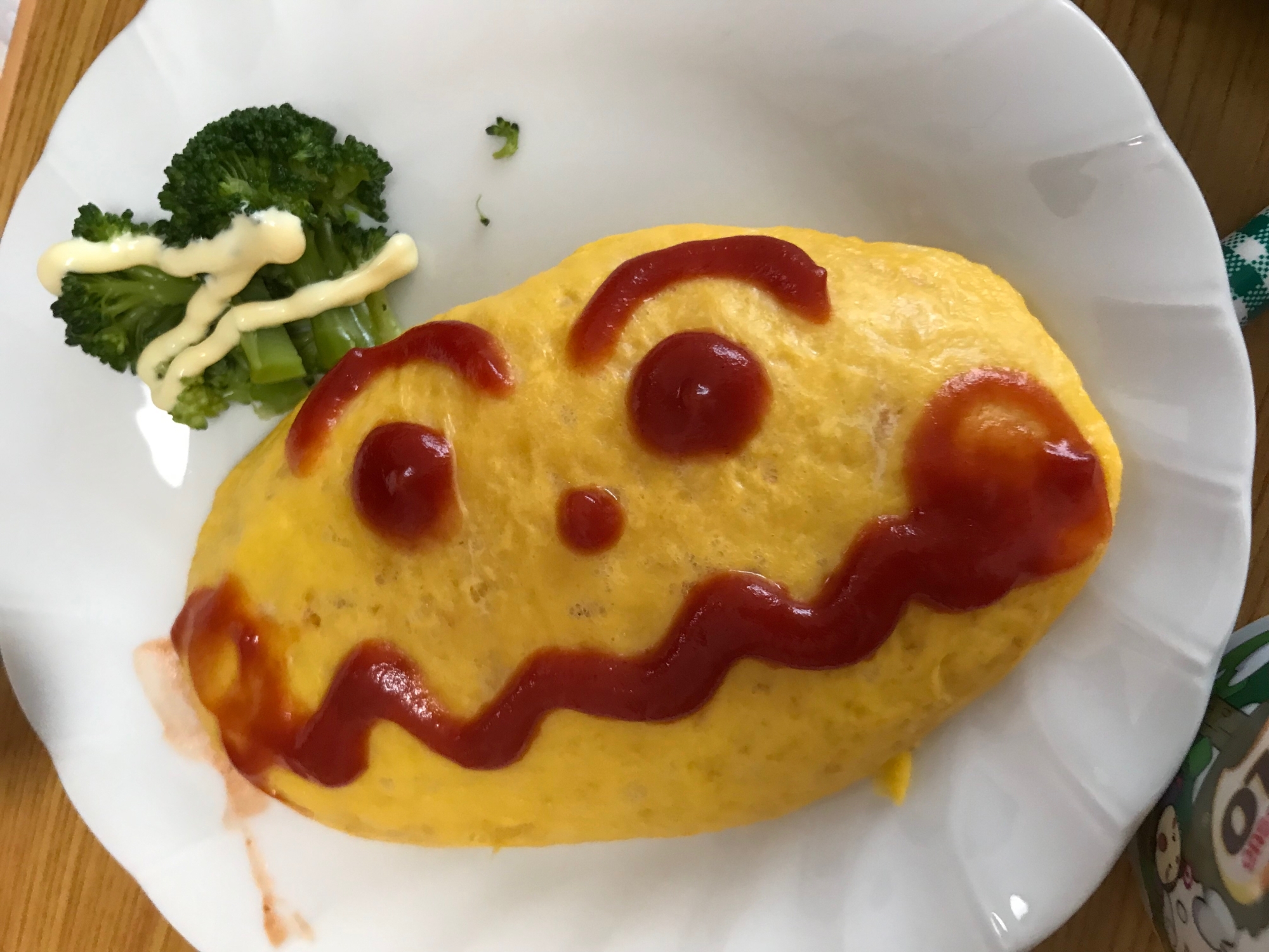 カレーパンマンオムライスとブロッコリー