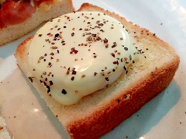 マヨ＆黒胡椒で　ゆで卵とスライスチーズのトースト
