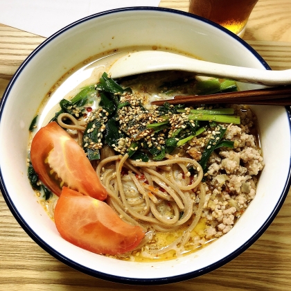 全粒粉入り細うどんを使ったのでお蕎麦っぽく見えますが、細うどんでもしっかりつゆが絡んで美味しく頂けました。彩り用にトマトを足してます。パートナーにも好評でした。