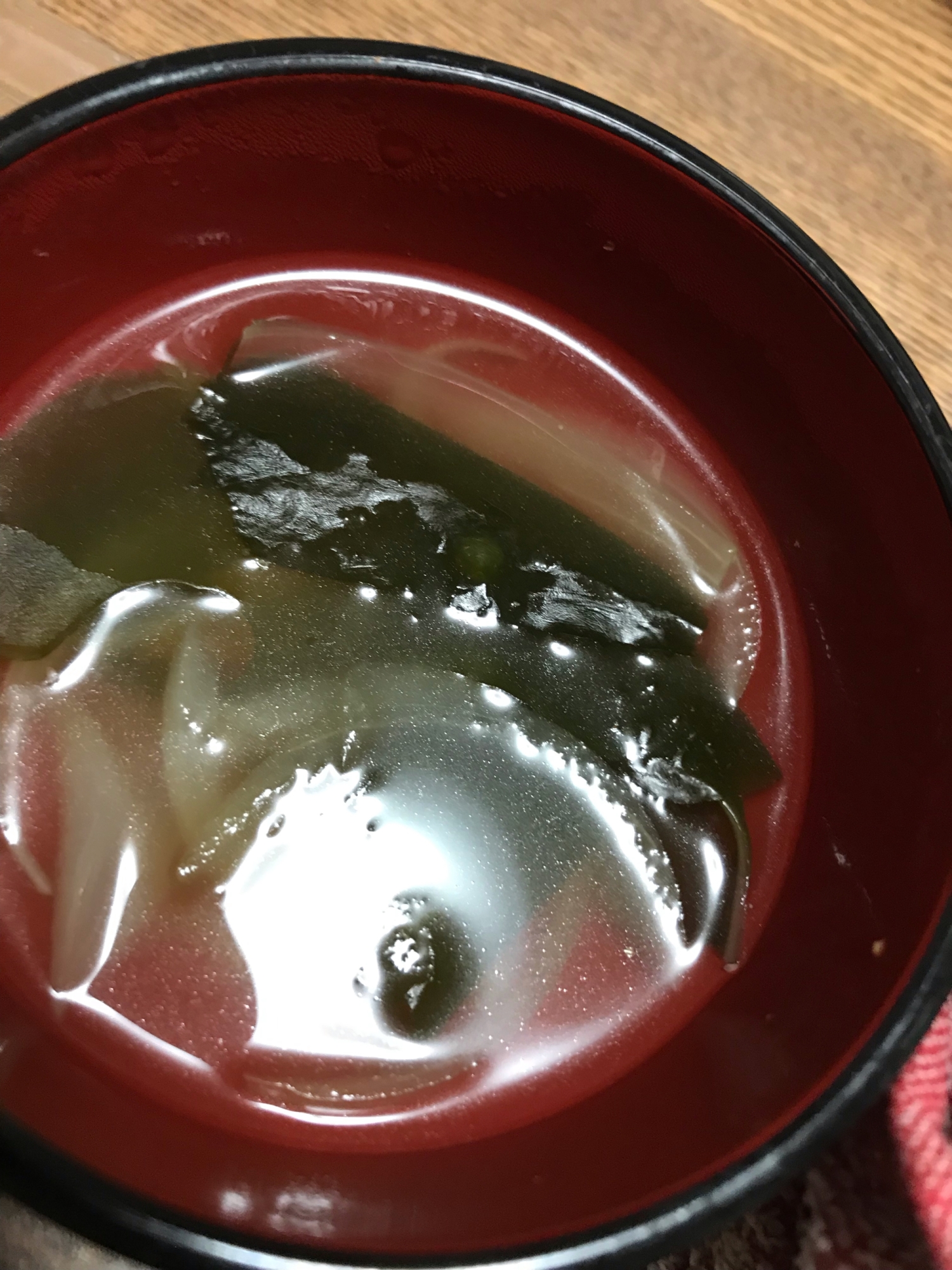 わかめと玉ねぎの生姜風味の中華スープ