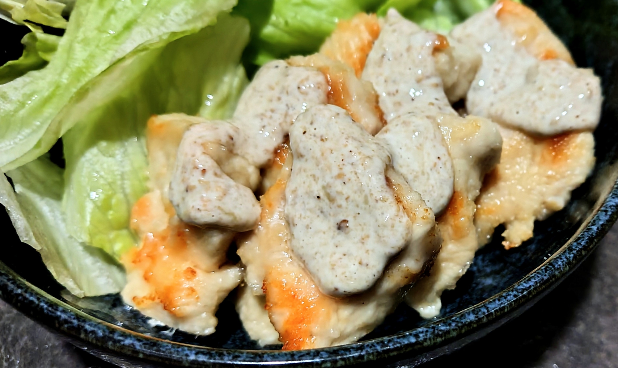 霧島山麓牛乳使用ꕥ鶏むね肉のごまソースがけ