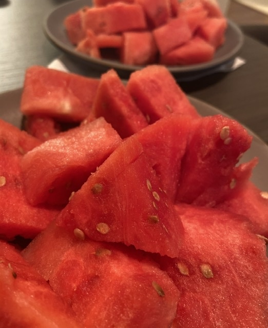 丸皿に盛り付けたスパイシースイカ