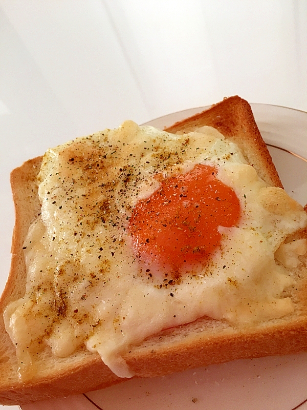 ハムと目玉焼きのカレートースト