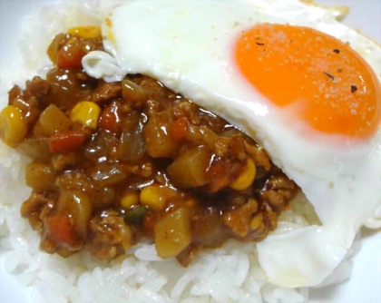 お昼は贅沢に！残ったカレーで目玉焼き乗せカレー！