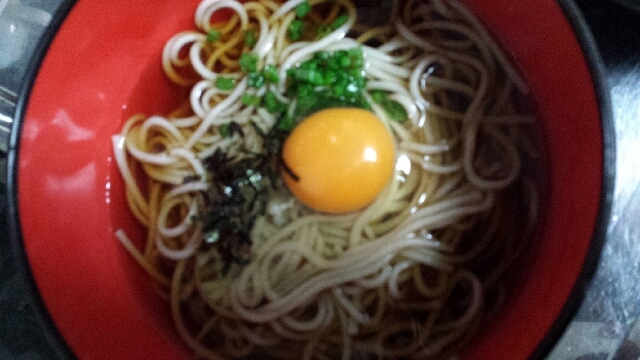 乾麺の蕎麦で卵乗っけそば