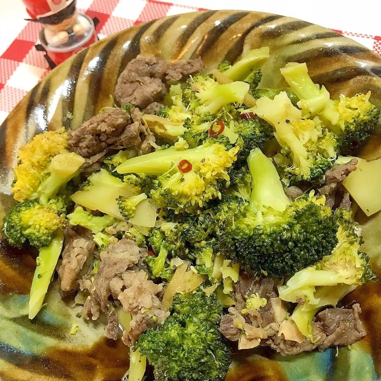 ◤電鍋レシピ◢　牛肉とブロッコリーのピリ辛蒸し煮