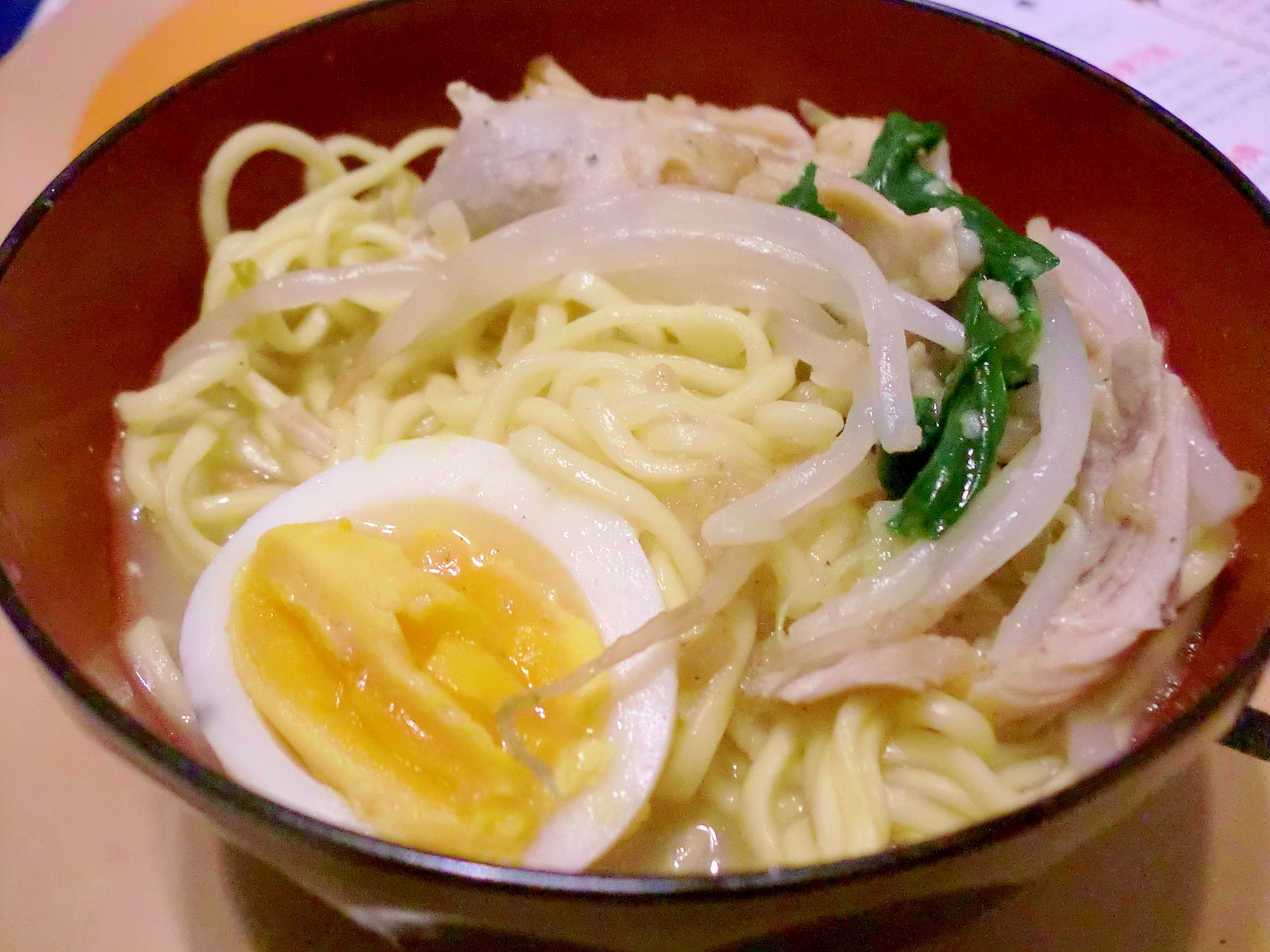 ラーメン　骨付きチキンの残りでだしを取って♪