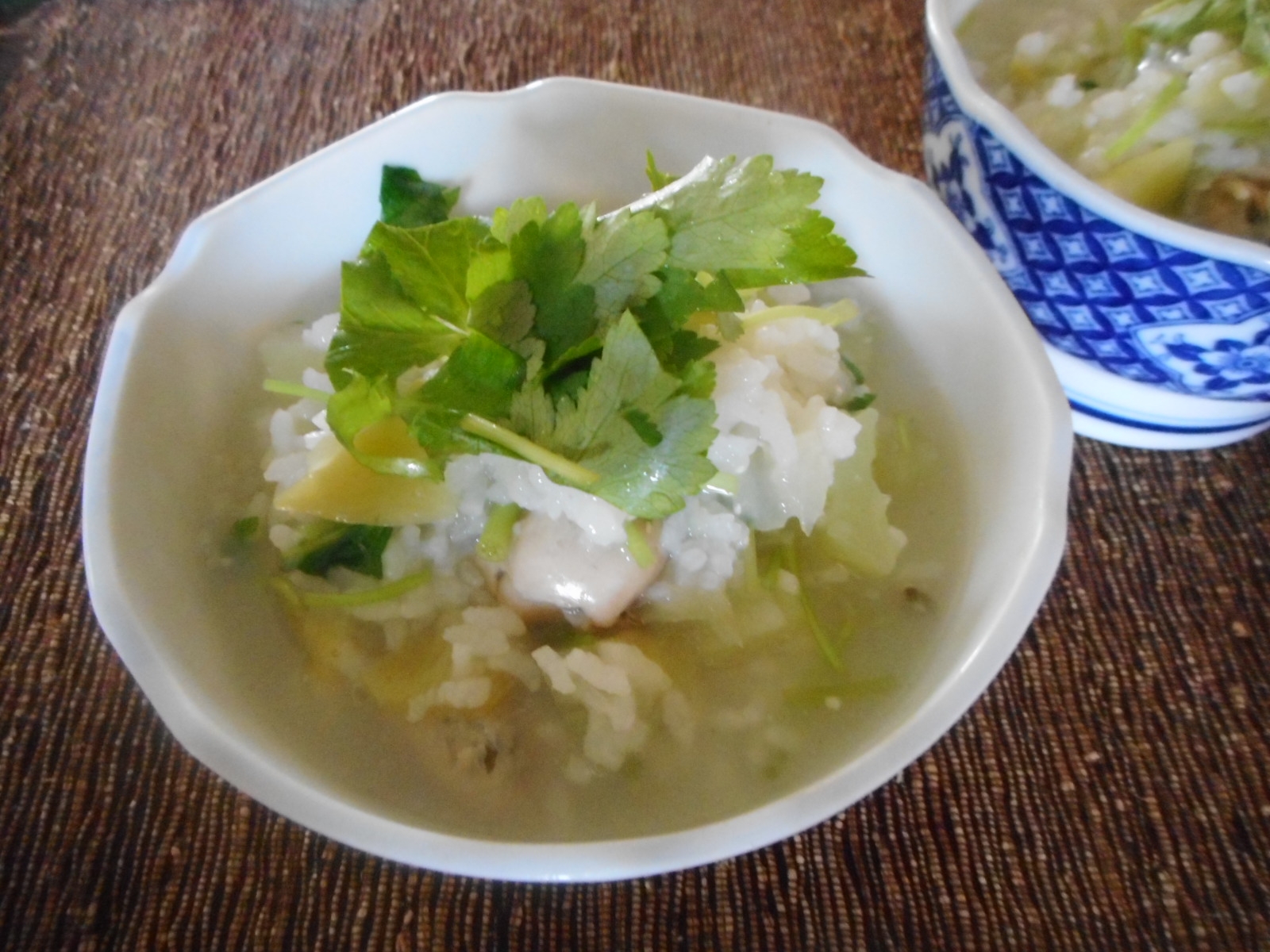 白い器に盛り付けられた聖護院大根の雑炊