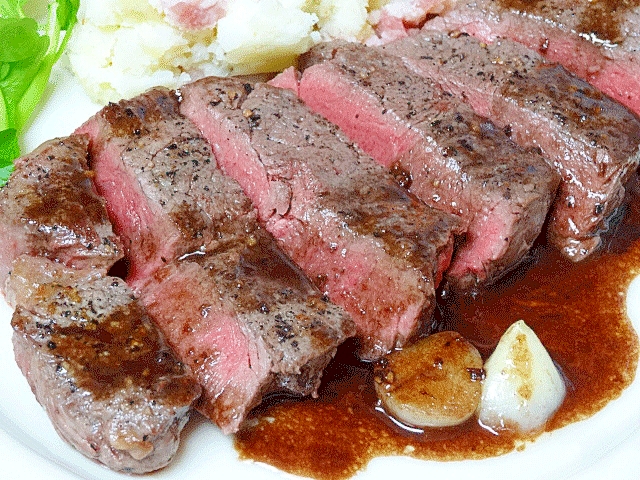 バルサミコソースのかかった牛フィレ肉のステーキ