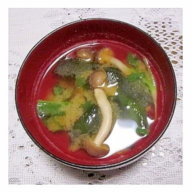 ほうれん草としめじの味噌汁（鰹だし）