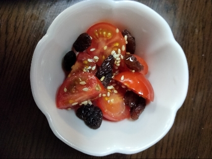 レーズン入りトマト胡麻サラダ