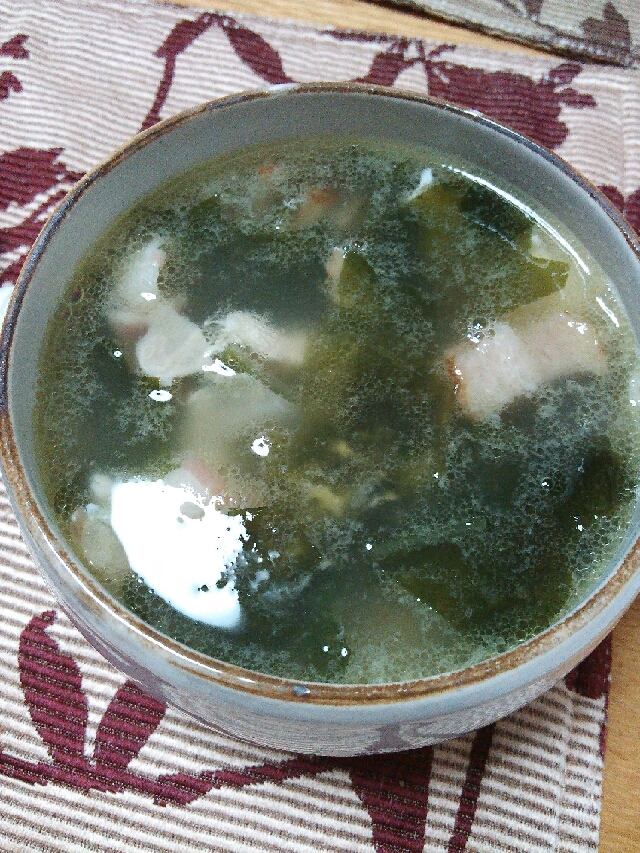 卵白とわかめとベーコンの中華スープ