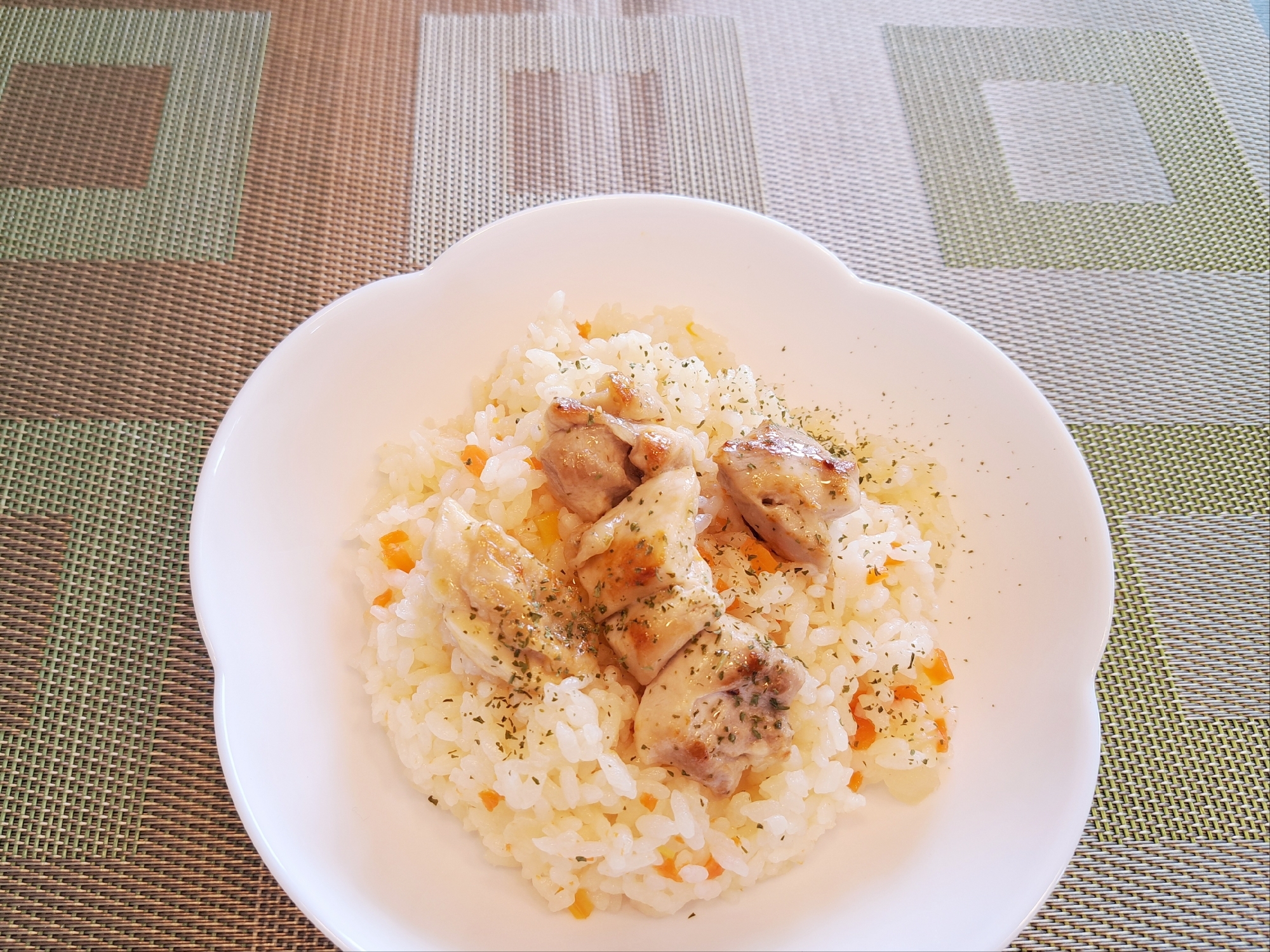 炊飯器で作るピラフ！レモンチキンステーキ添え