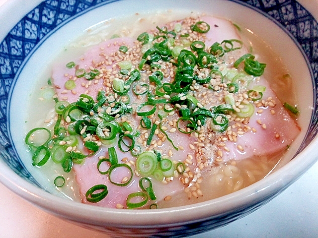 ベーコンと小葱と白ごまの豚骨ラーメン