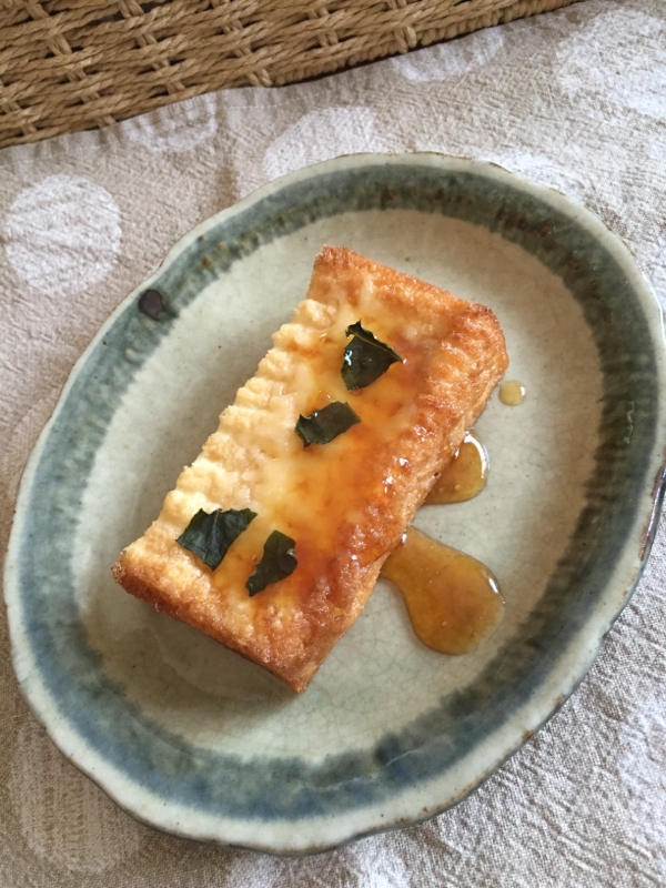 厚揚げの玉ねぎポン酢バジルチーズ焼き