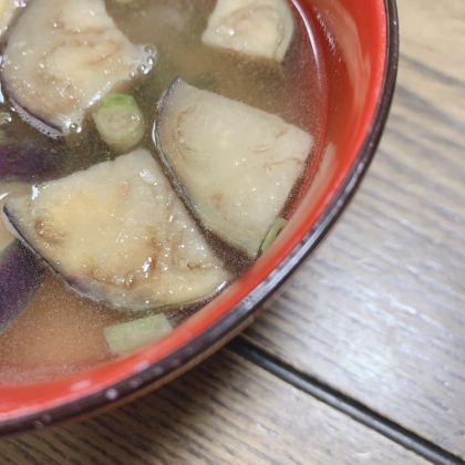 なすと花かつおとわかめの味噌汁