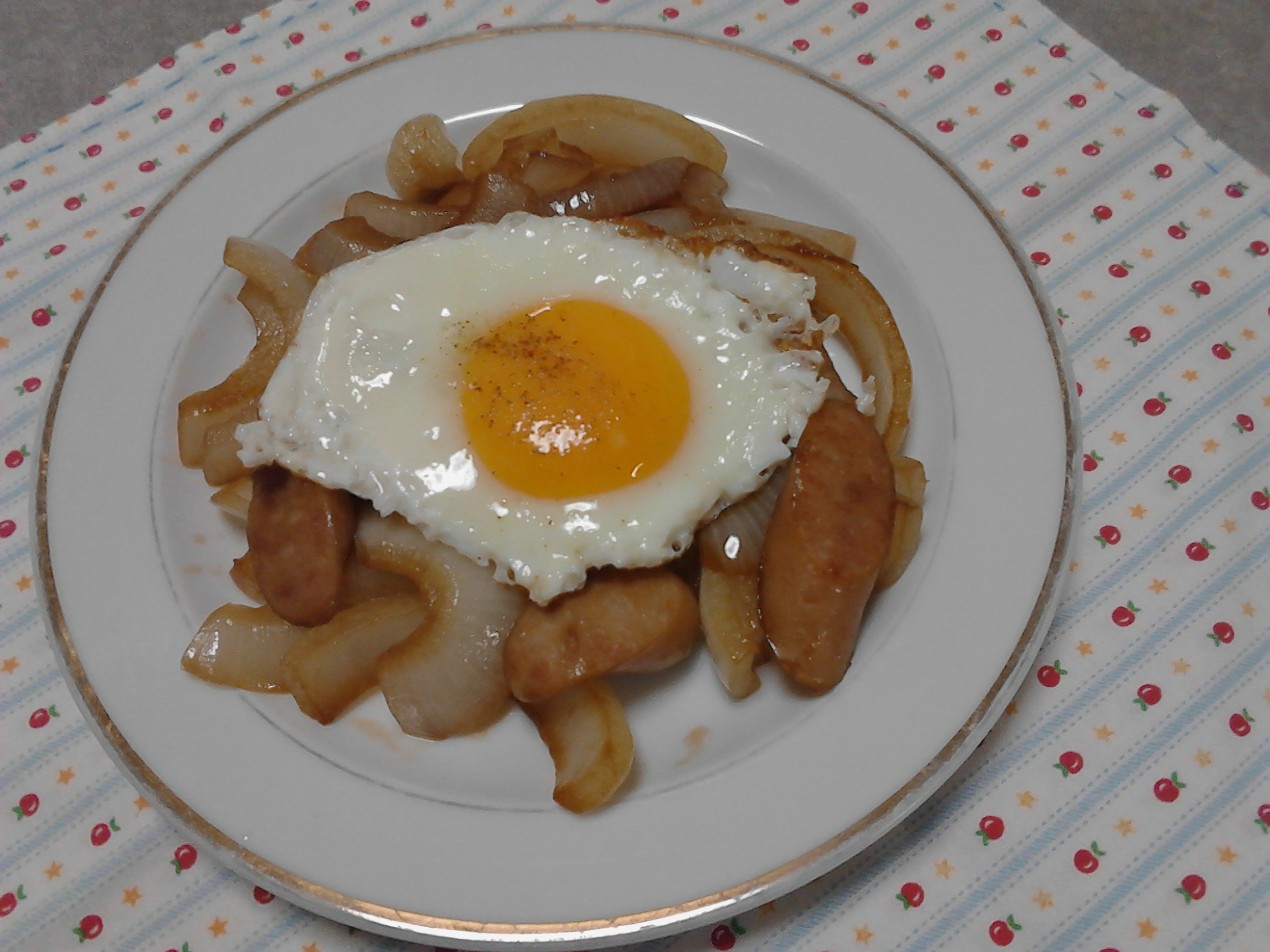 すぐ出来る！玉ねぎのソース炒め目玉焼き添え