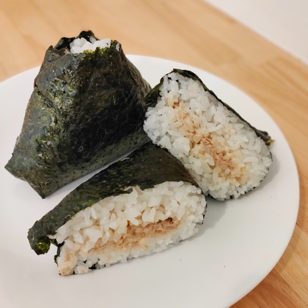 コンビニ風ツナマヨおにぎり レシピ 作り方 By Sio 楽天レシピ コンビニ風ツナマヨおにぎり レシピ 作り方 By Sio 楽天レシピ