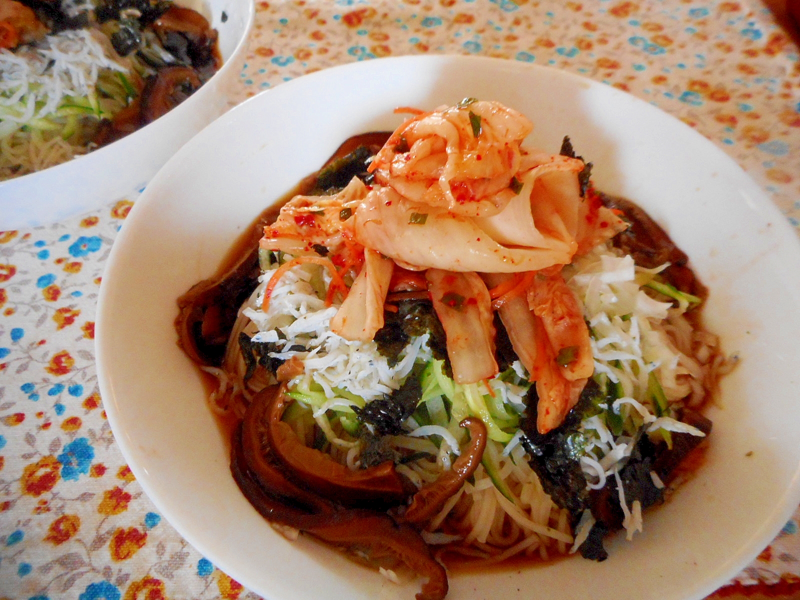 しらすとキュウリとキムチのっけそうめん