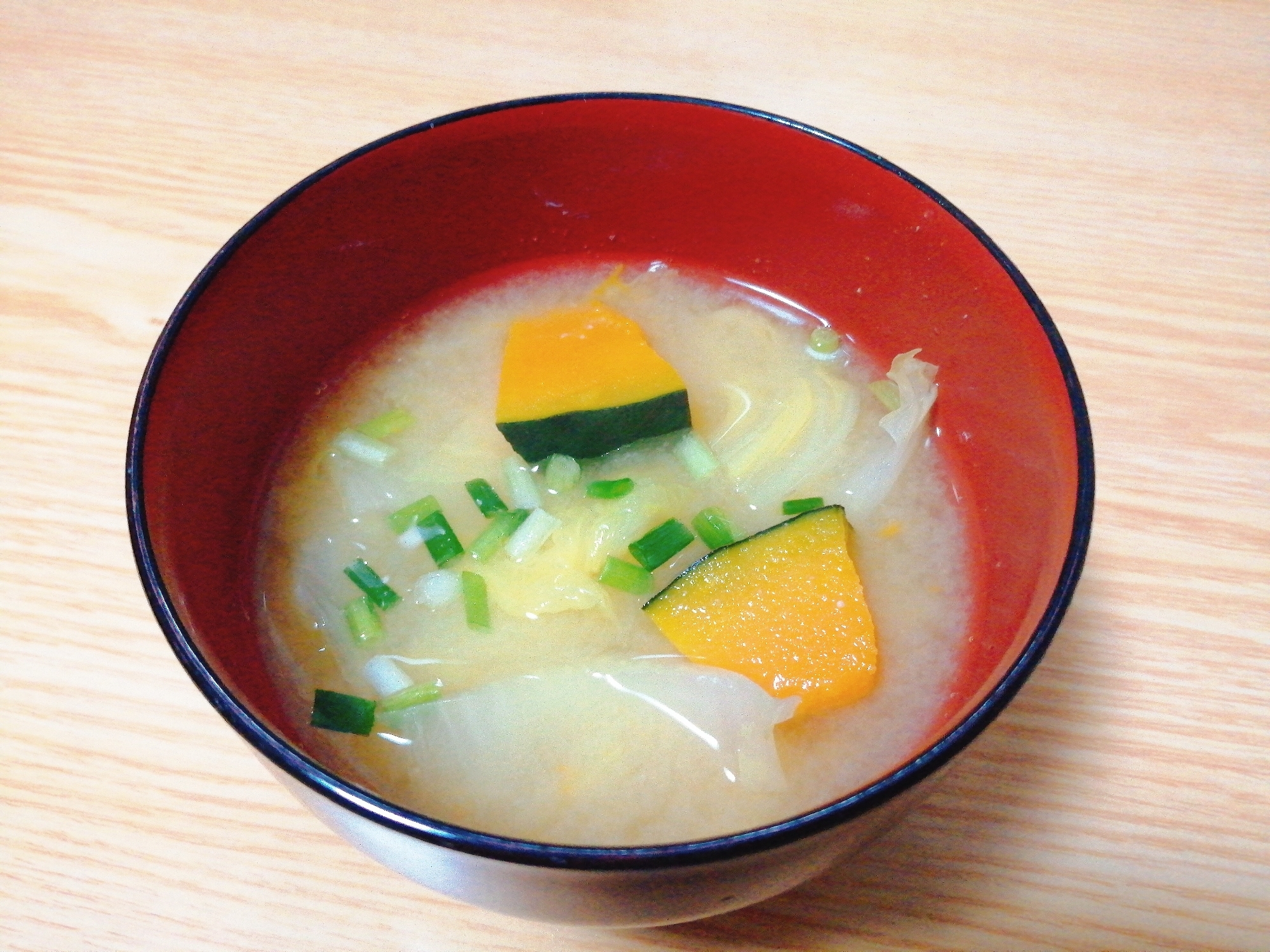 白菜とかぼちゃと小ねぎの味噌汁