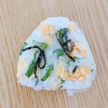 炒り卵と塩昆布とネギのごま油おにぎり