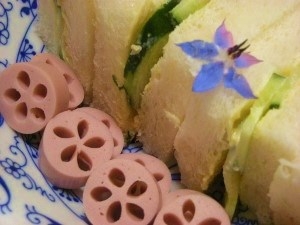 カルシウム豊富な魚肉ソー、カルシウム補給の為に　おやつに頂いておりますが、楽しく作りました♪桜の季節の今、嬉しくて毎日のように作ってしまいそうです。