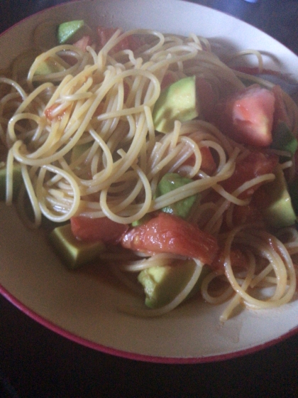 アボカドとトマトのめんつゆパスタ