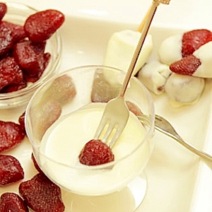 ガラスに入ったホワイトチョコレートフォンデュ