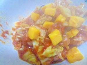 鶏とキャベツとソーセージの煮込みピリ辛トマト味