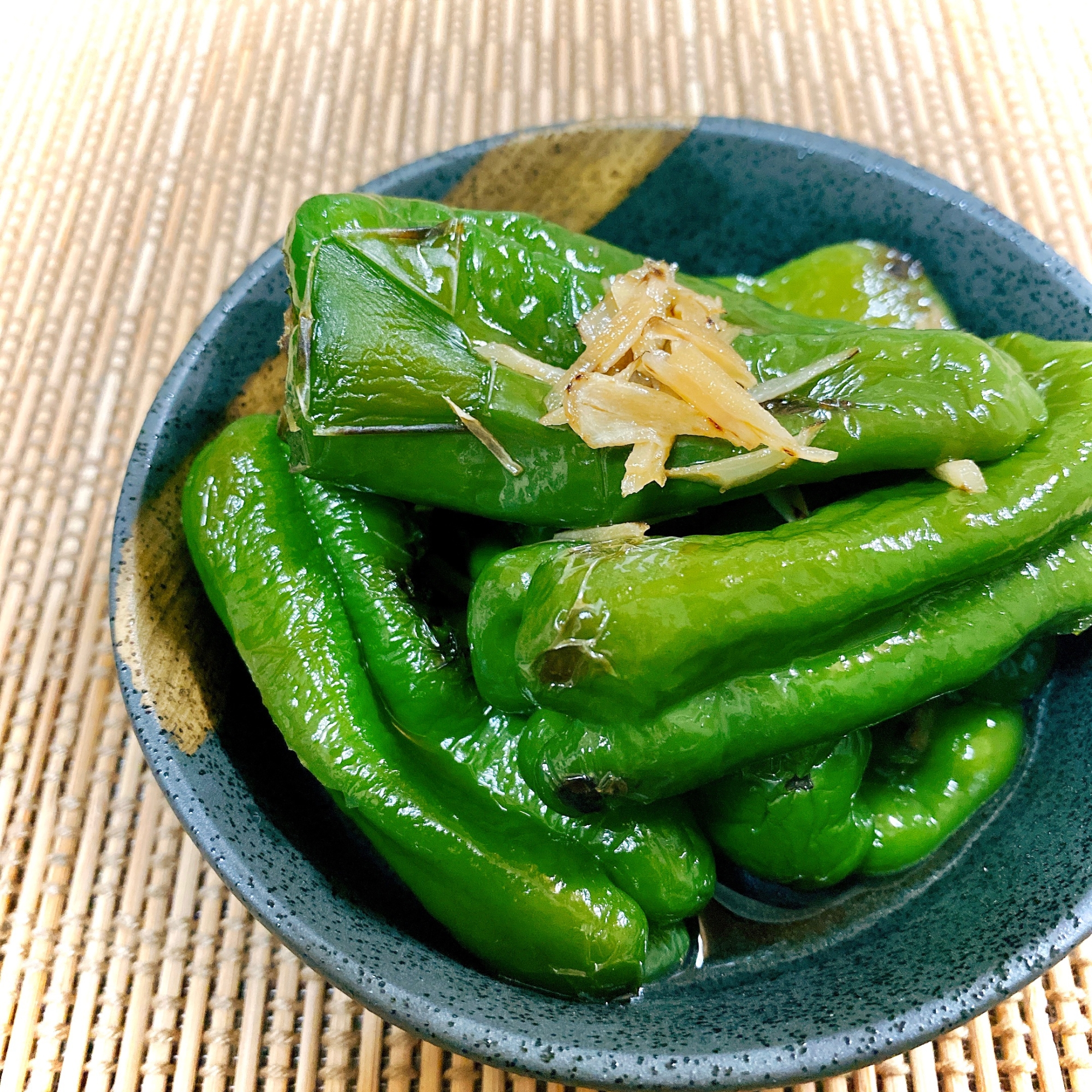 じゅわっと出汁が溢れる♪まるごとピーマンの甘辛煮