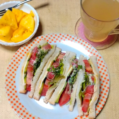 フレッシュな野菜たっぷり☆トマトサンドイッチ