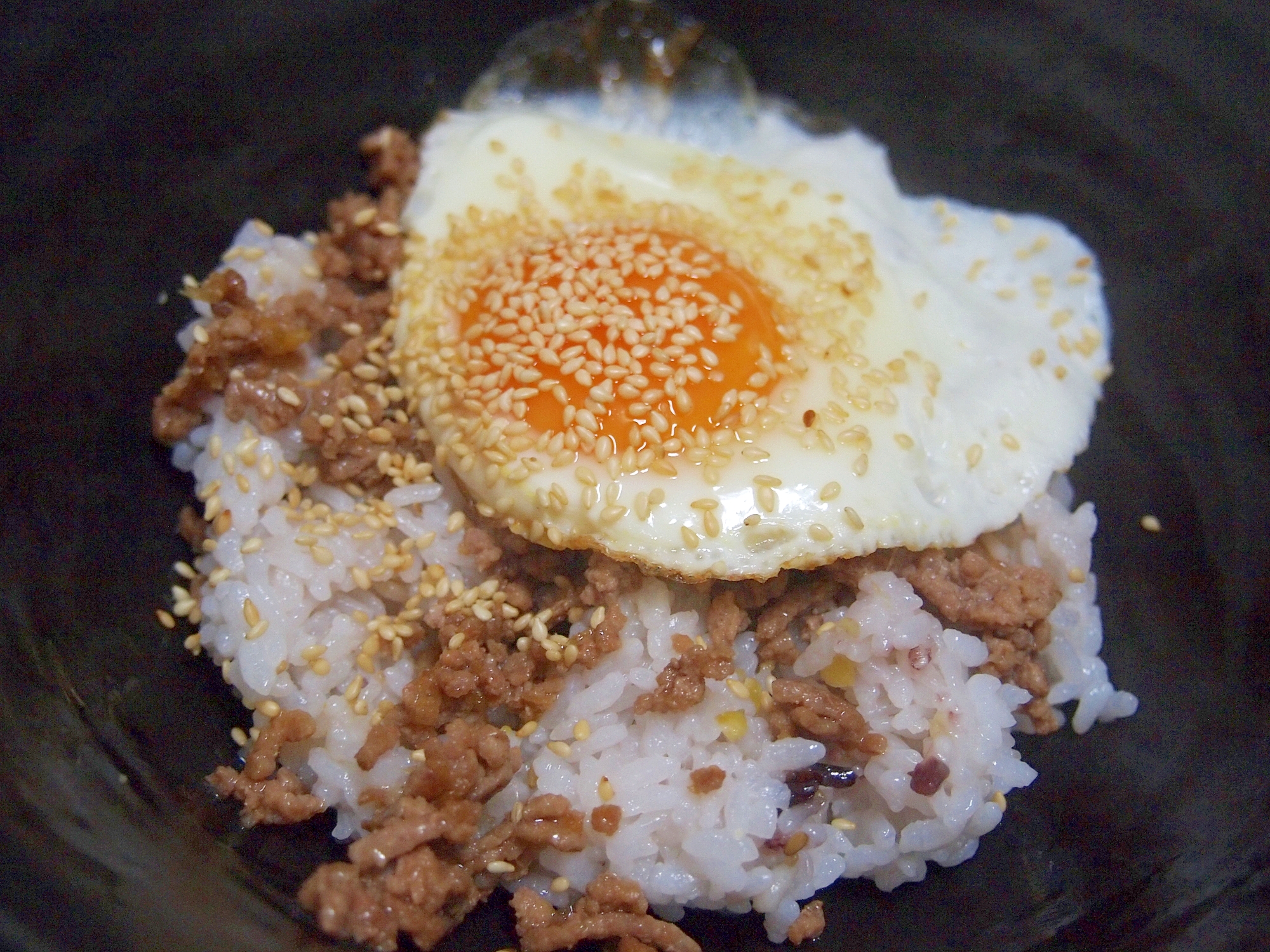 雑穀ごはんで♪肉そぼろ目玉焼き丼