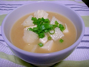 白くて食感が楽しい☆長芋と豆腐のおみそ汁