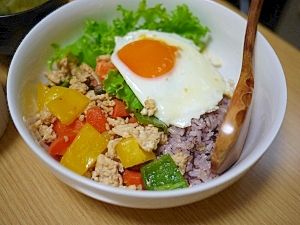 見た目は南国風♪な中華炒め丼