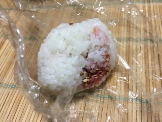 シメにシロメシひっぱり出して、たらこふりかけ…混ぜるのめんどくってマヨと握りこんでしまいました。マヨネーズとたらこは最高の組み合わせですねドウモゴチソ様！