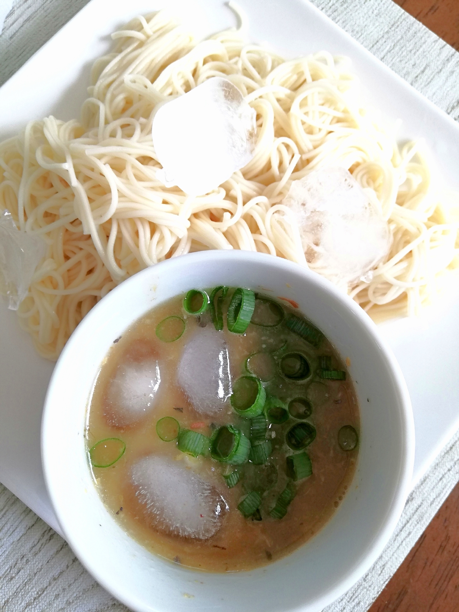 さば味噌煮缶のつけ汁で食べるそうめん