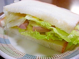 レタスと魚肉ソーセージのサンドイッチ