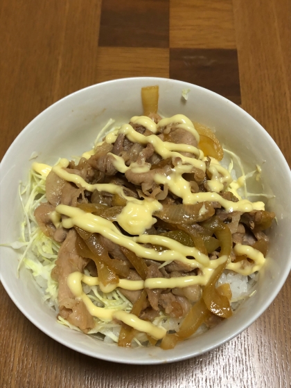 かさ増しのため、千切りキャベツを敷き、豚肉をのせ、マヨネーズをかけていただかました。