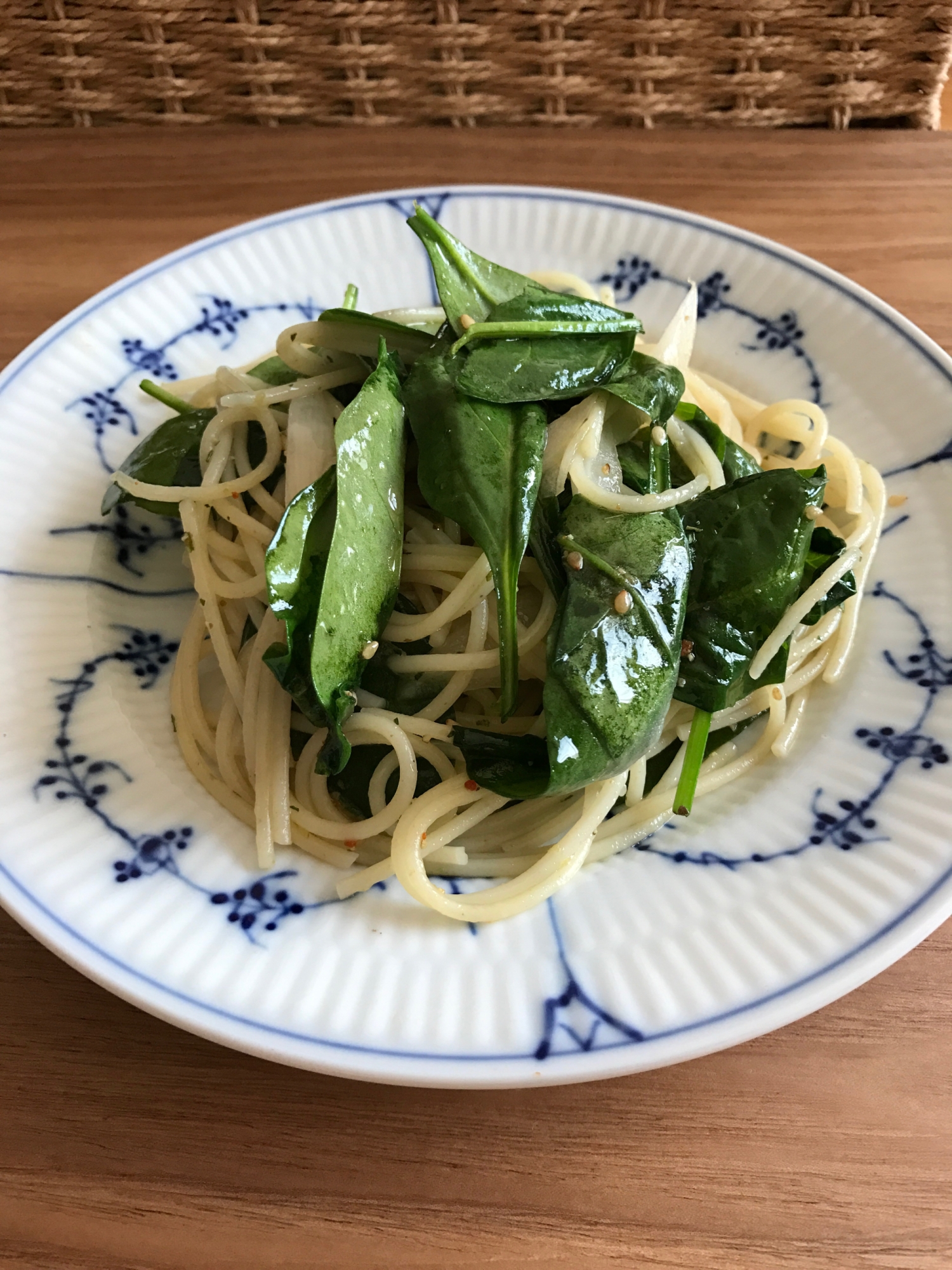 新玉ねぎとベビーリーフのパスタ