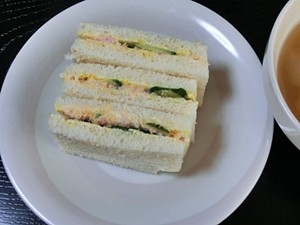 シーチキン玉葱のサンドイッチ