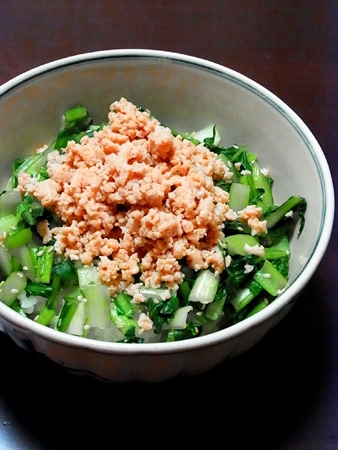 小松菜と鶏そぼろの二色丼。