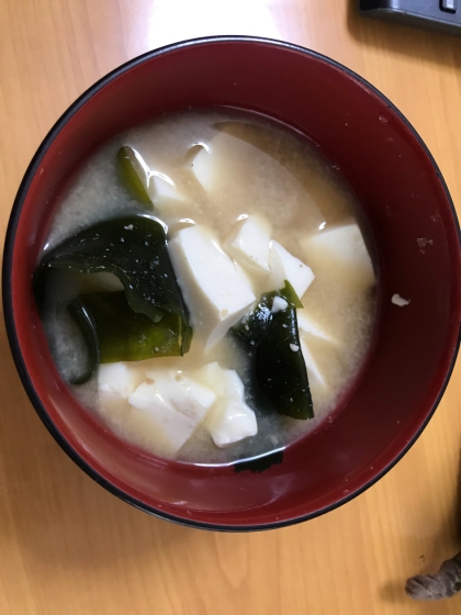 豆腐・しめじ・わかめの味噌汁